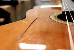 klejenie gitary klasycznej w gitarze klasycznej