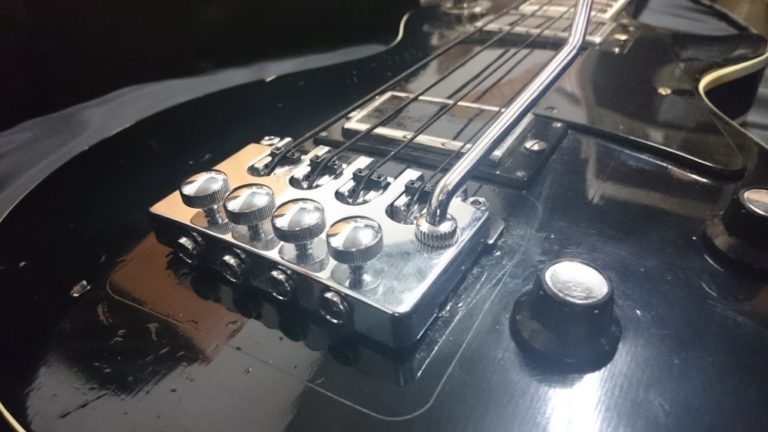 l bas z mostkiem tremolo